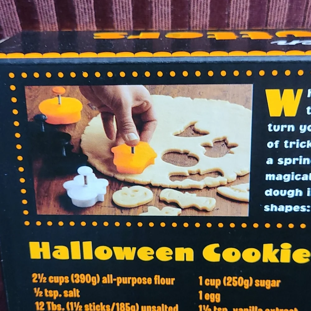 NWT: Williams Sonoma Kids Halloween Cookie Cutters 🦇 👻